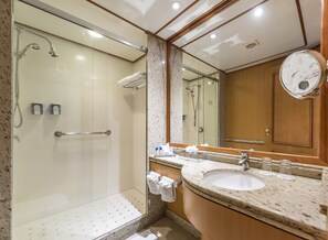 Separate tub and shower, eco-friendly toiletries, hair dryer, towels - Grand Amazon Expedition (Manaus)