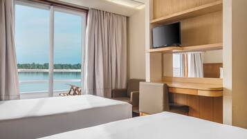 Hochwertige Bettwaren, Minibar, Zimmersafe, Schreibtisch