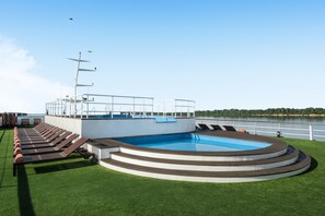 Outdoor pool, sun loungers - Grand Amazon Expedition (Manaus)