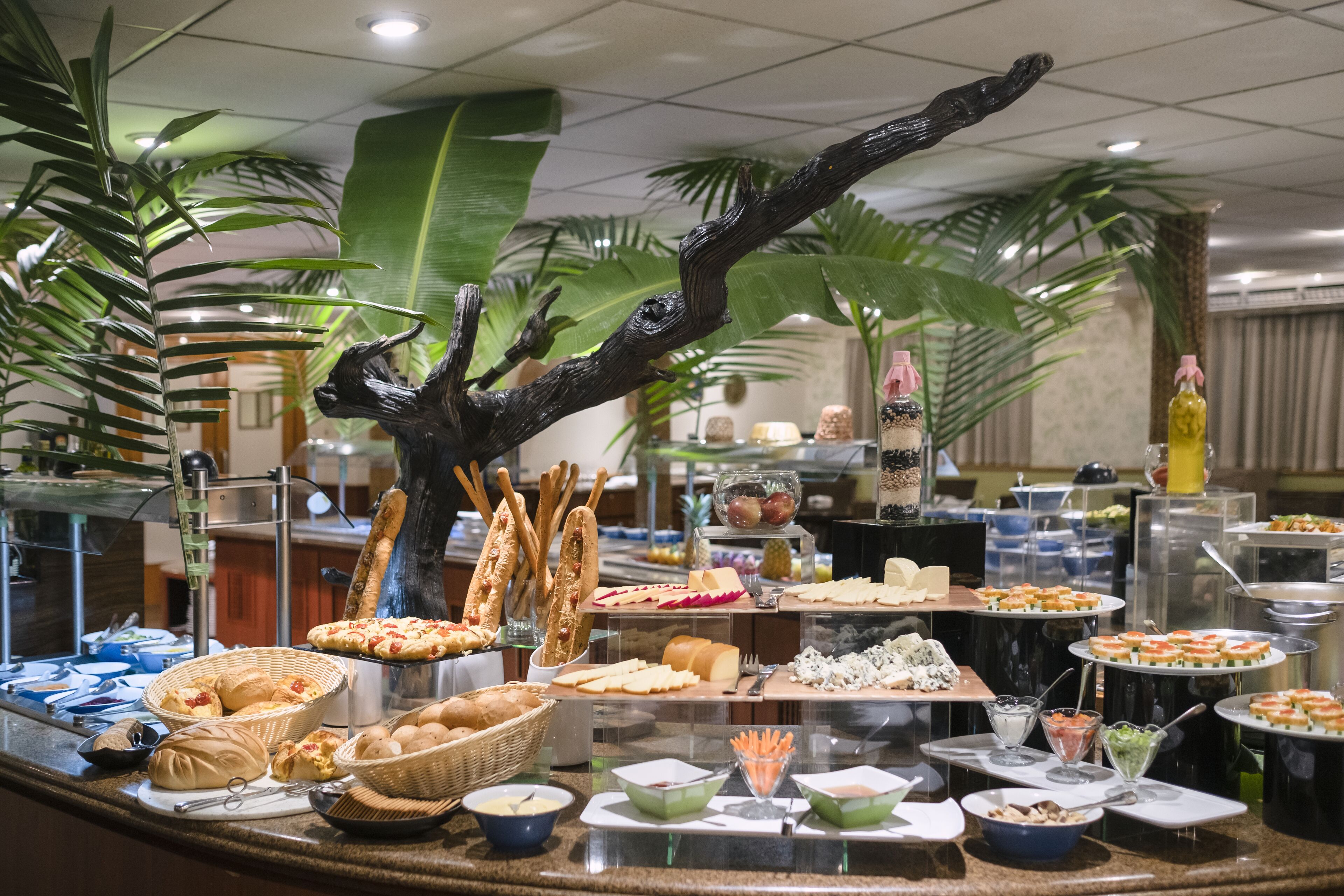 Hi ha 2 restaurants amb plats de cuina internacional 