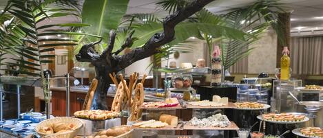 2 か所のレストラン、朝食、ランチ、ディナーに営業 (多国籍料理)