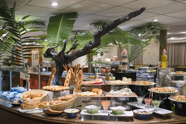 2 ravintolaa, joissa tarjoillaan aamiainen; kansainvälinen keittiö