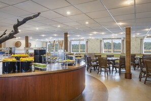 2 か所のレストラン、朝食、ランチ、ディナーに営業 (多国籍料理)