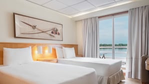Sengetøy av topp kvalitet, minibar, safe på rommet og skrivebord