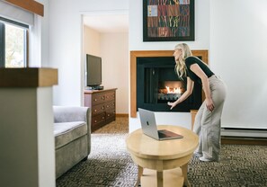 Hypo-allergenic bedding, iron/ironing board, free WiFi, bed sheets - Mountain Side Hotel Whistler by Executive (Whistler)