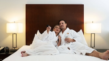 Loft, 1 Queen Bed with Sofa bed, Mountainside | Hypo-allergenic bedding, iron/ironing board, free WiFi, bed sheets