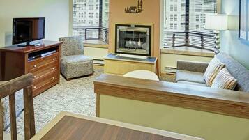 Mountain Lodge Loft Family Suite | Hypo-allergenic bedding, iron/ironing board, free WiFi, bed sheets