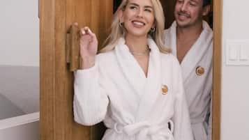Una puerta de madera con manija y un pequeño panel de madera encima.