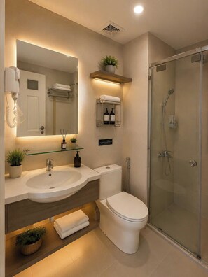 Dusche, kostenlose Toilettenartikel, Haartrockner, Hausschuhe