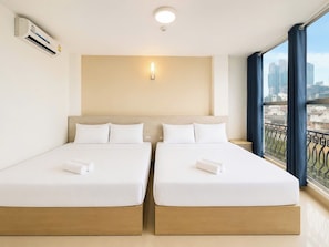Quarto família, vista para a cidade | Cofres nos quartos, individualmente decorados