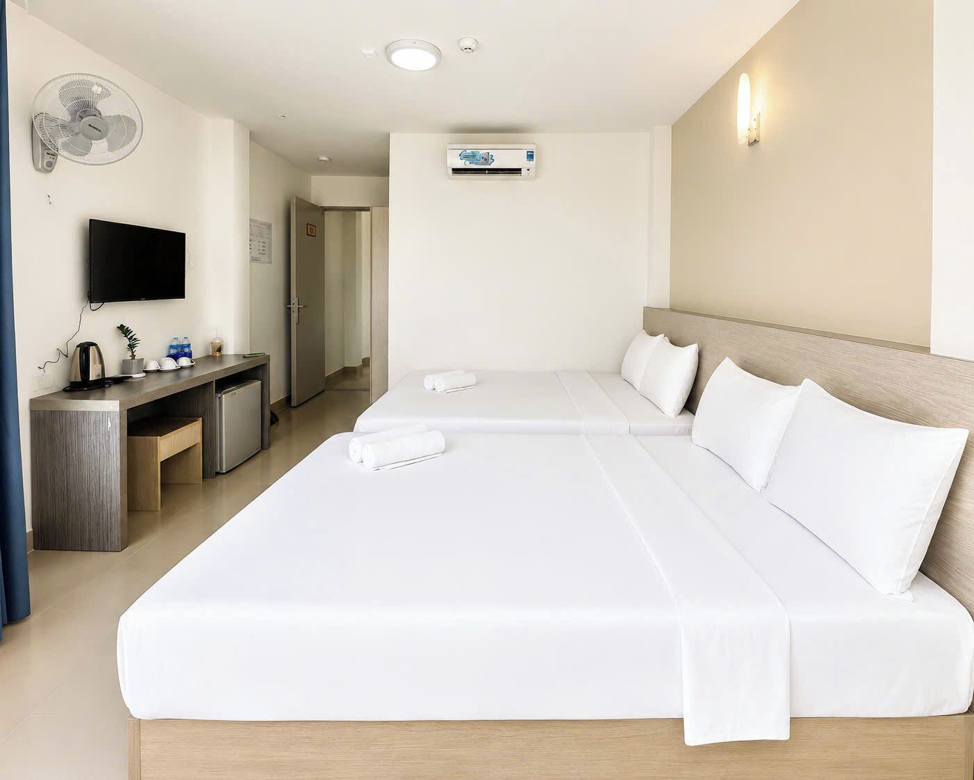 Habitación familiar, vistas a la ciudad | Caja fuerte, decoración individual, mobiliario individual y escritorio