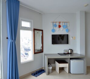 Familierom, byutsikt | Safe på rommet, individuelt dekorert, individuelt innredet og skrivebord