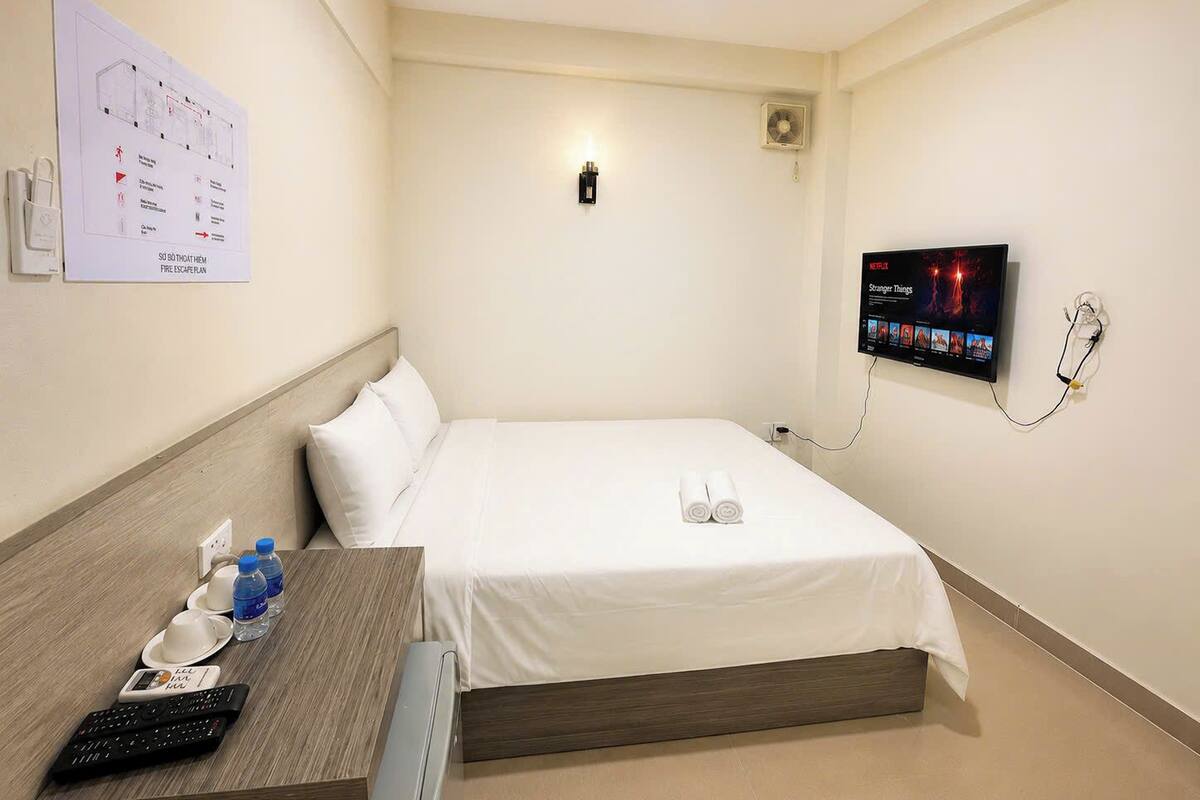 Standard Single Room, 1 Queen Bed, No Windows | In-room safe, desk, laptop workspace, soundproofing
