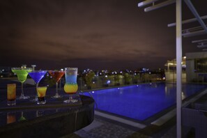 Outdoor pool, pool loungers - Davanam Sarovar Portico Suites Bengaluru (Bengaluru)