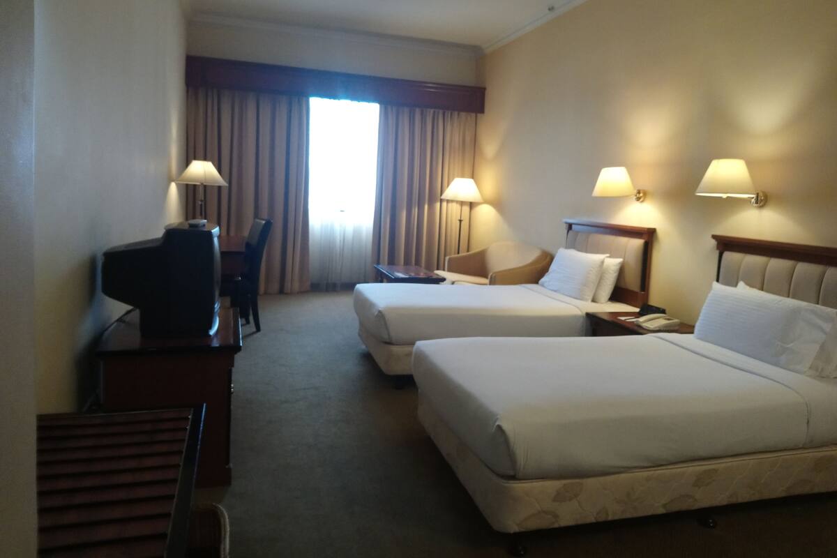In-room safe, desk, WiFi