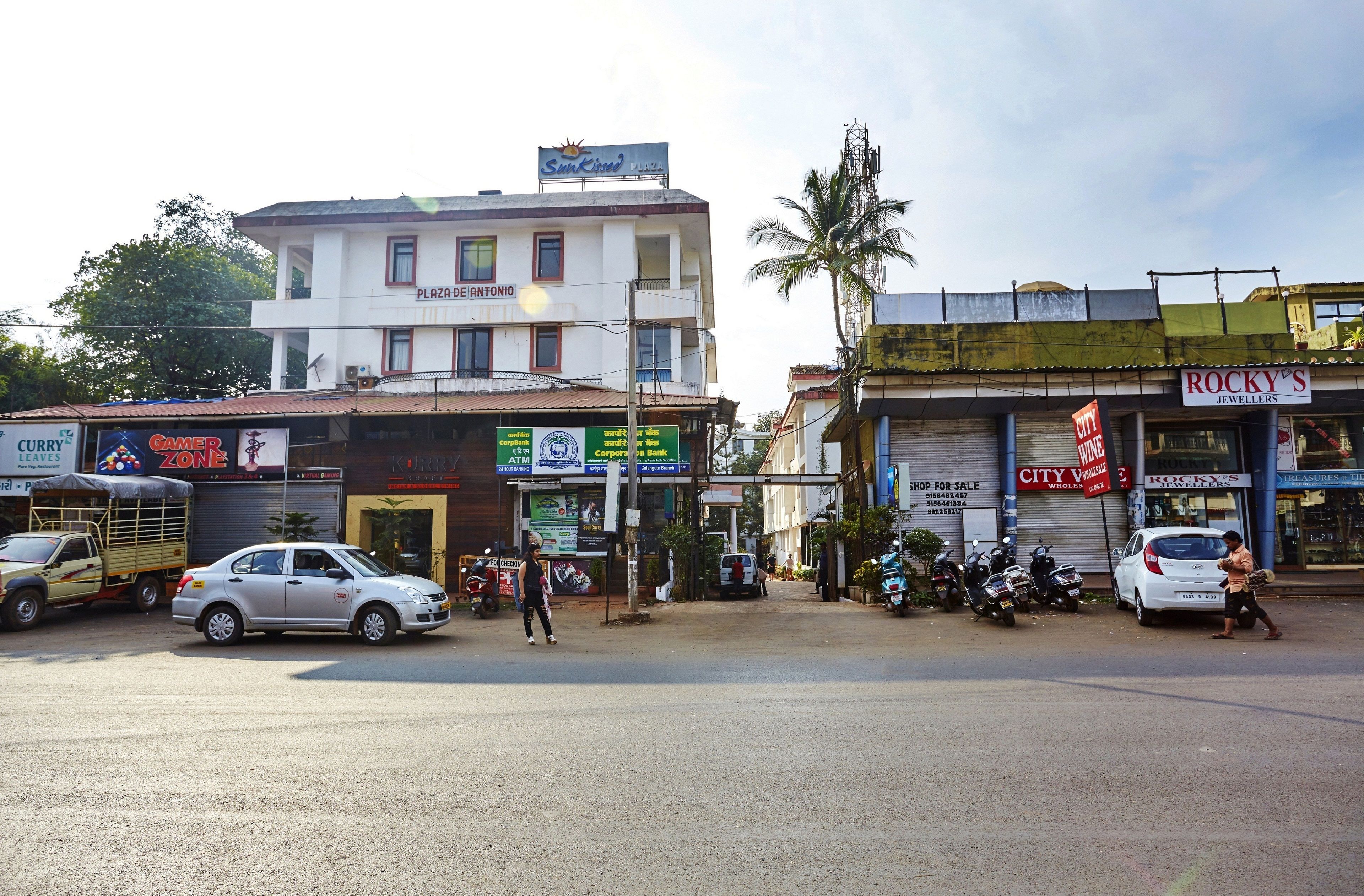 A street view with a building labeled 'PLAZA DE ANTONIO' and 'ROCKY'S JEWELLERS'.