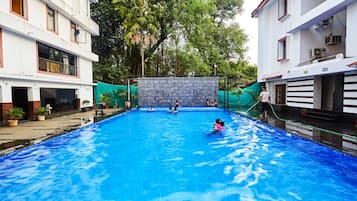 Hồ bơi ngoài trời