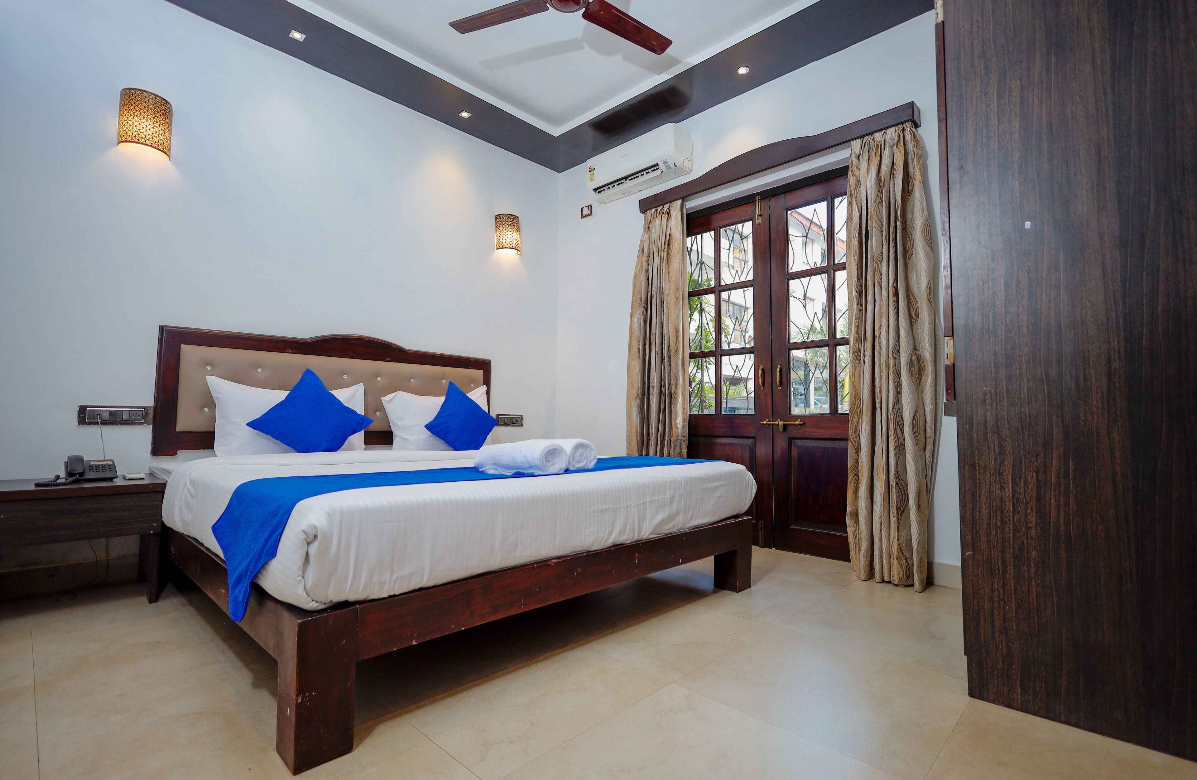 Muebles diferentes, escritorio y cortinas blackout 