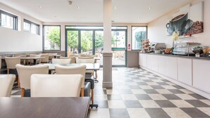 Daily English breakfast for a fee - Queens Drive at Finsbury Park (London)