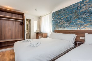 Tremannsrom, eget bad | Sengetøy av topp kvalitet, individuelt dekorert og individuelt innredet