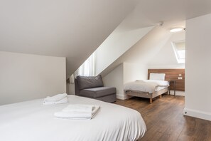 Vierbettzimmer, mit Bad | Hochwertige Bettwaren, individuell dekoriert, individuell eingerichtet