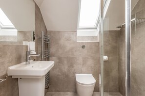 Toalettartikler (inkludert), hårføner, håndklær og såpe