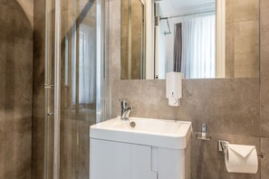 Toalettartikler (inkludert), hårføner, håndklær og såpe