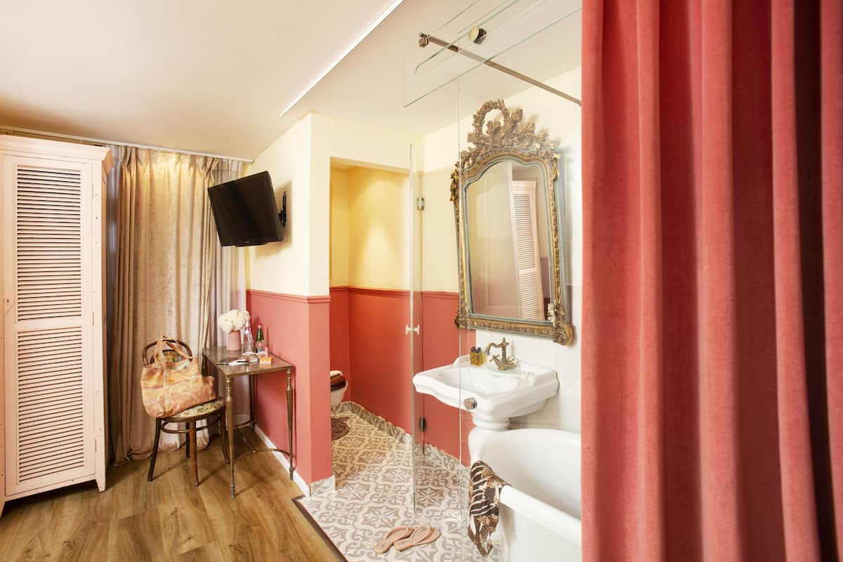 Standard Room | Desk, laptop workspace, blackout drapes, WiFi (free)