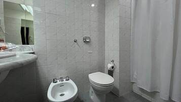 Shower, rainfall showerhead, free toiletries, hair dryer