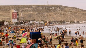 A crowded beach with people sunbathing and swimming. - Comodoro Hotel (Comodoro Rivadavia)