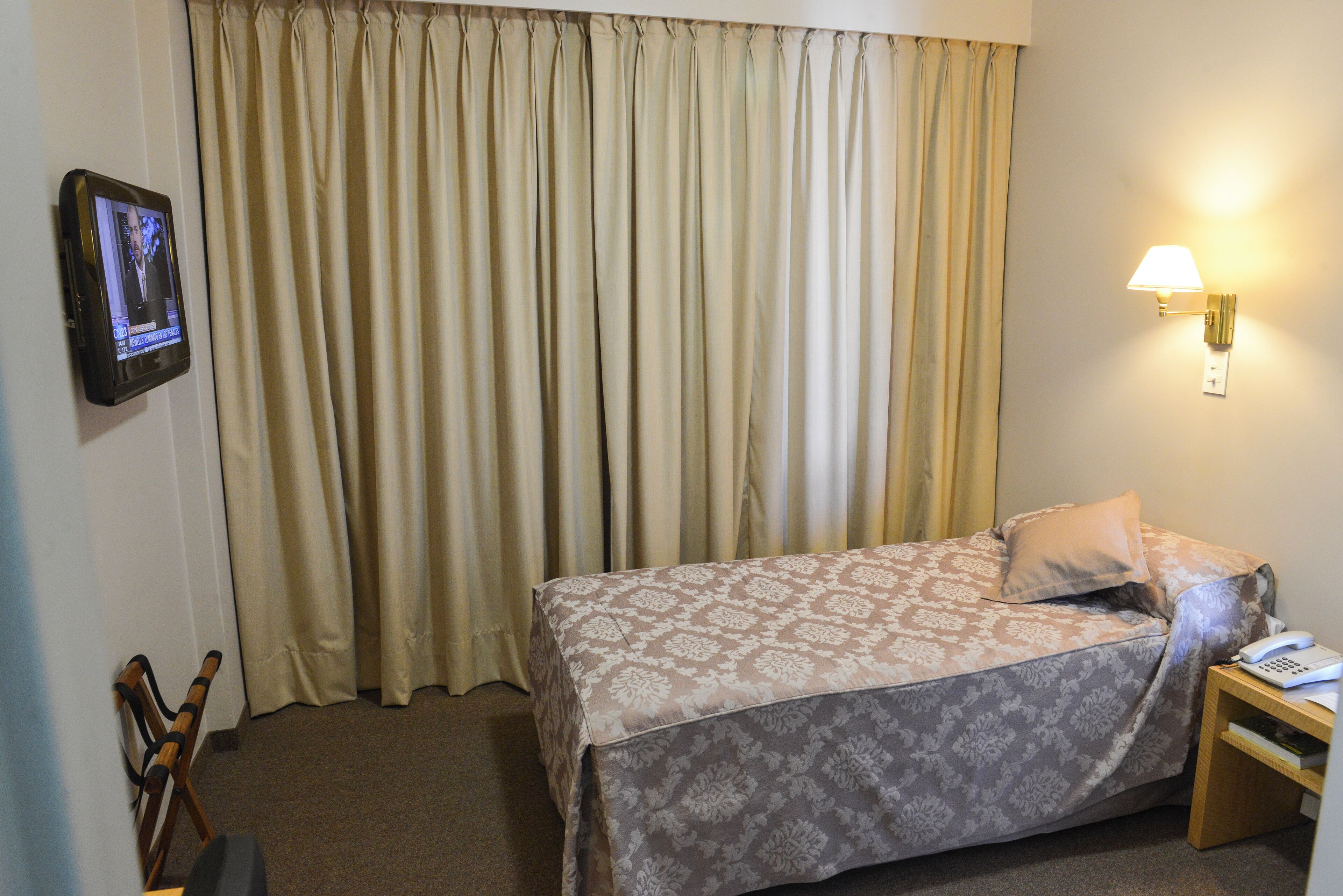 Safe på rommet, skrivebord og wi-fi (inkludert)