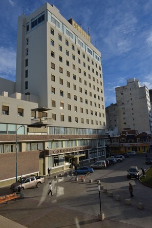 Vista frontal de la propiedad