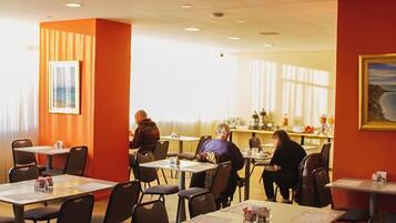 Sudah termasuk sarapan lengkap setiap hari