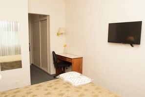 Habitación doble estándar | Caja de seguridad en la habitación, escritorio y cunas gratuitas 