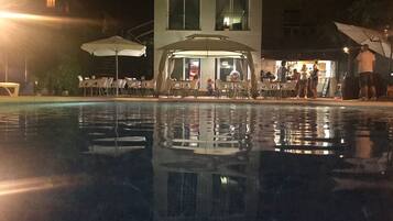 Piscine extérieure, chaises longues