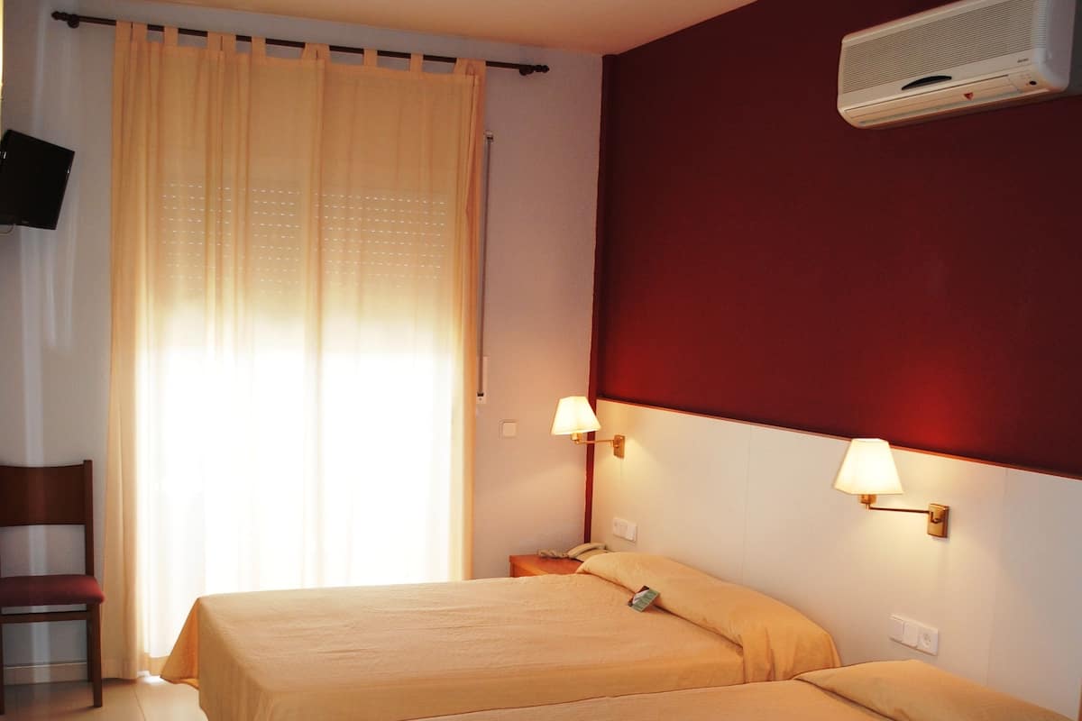 Chambre triple Standard | Coffre-fort, bureau, lit de bébé (gratuit), accÚs au Wi-Fi (inclus)