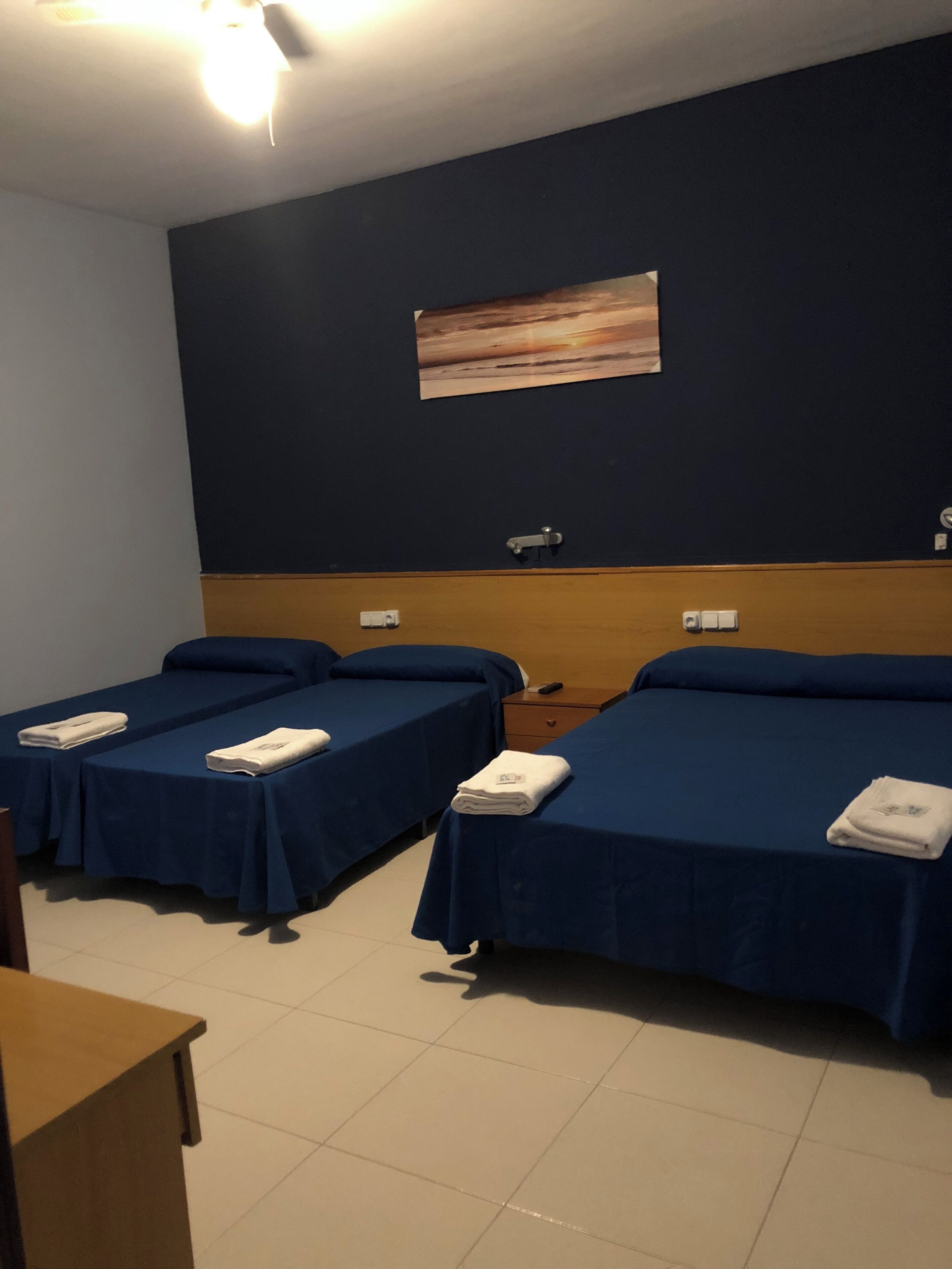 Caja de seguridad en la habitación, escritorio y cunas gratuitas 