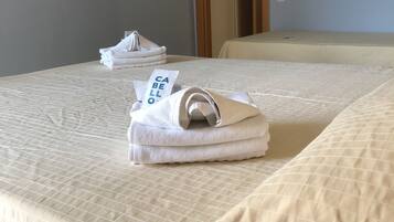 Superior driepersoonskamer | Een kluis op de kamer, een bureau, gratis babybedden, gratis wifi