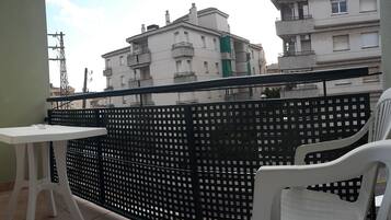 Superior driepersoonskamer | Een kluis op de kamer, een bureau, gratis babybedden, gratis wifi