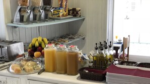 Un bufé de desayuno con diversos alimentos, salsas y bebidas.