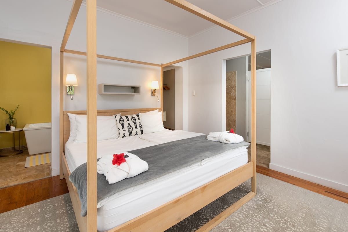 Kamar Mewah (Luxury Room - Garden 1) | Seprai katun Mesir, seprai premium, minibar, dan brankas