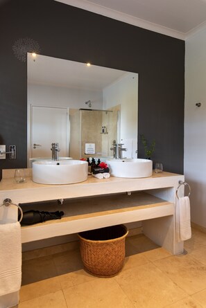 Standard Room (Standard Room - twin - Pool 5) | Bathroom | Hydromassage showerhead, free toiletries, hair dryer, bathrobes - Mo & Rose at Soekershof (Robertson)