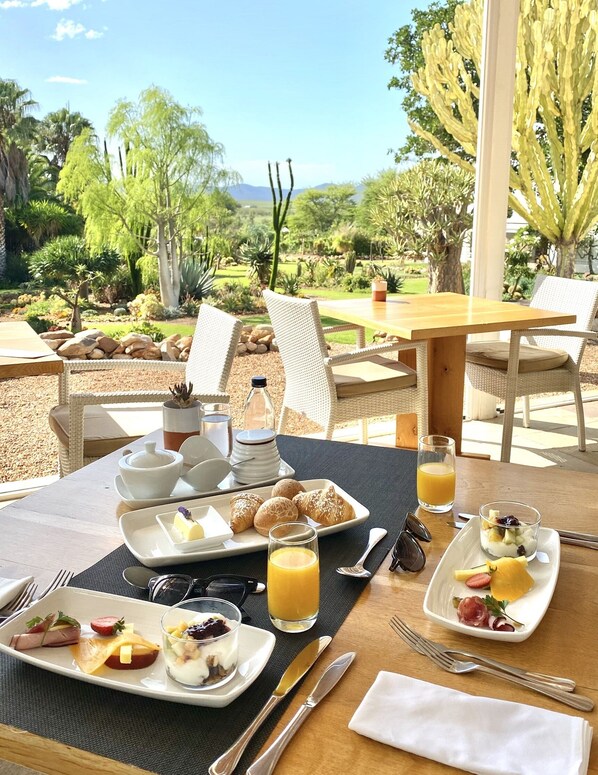 Free daily buffet breakfast