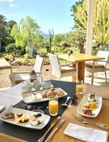 包含每日自助早餐