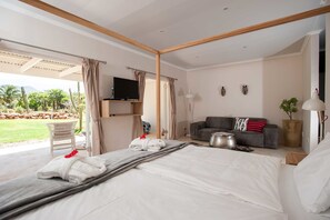 Luxury Room (Luxury room - Garden 4) | Egyptian cotton sheets, premium bedding, minibar, in-room safe - Mo & Rose at Soekershof (Robertson)