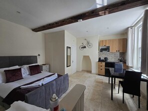 Deluxe Studio Suite | Blackout curtains, iron/ironing board, free WiFi, bed sheets - The White Hart Hotel (St Albans)