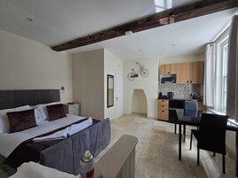 Cortinas blackout, tabla de planchar con plancha y wifi gratis 