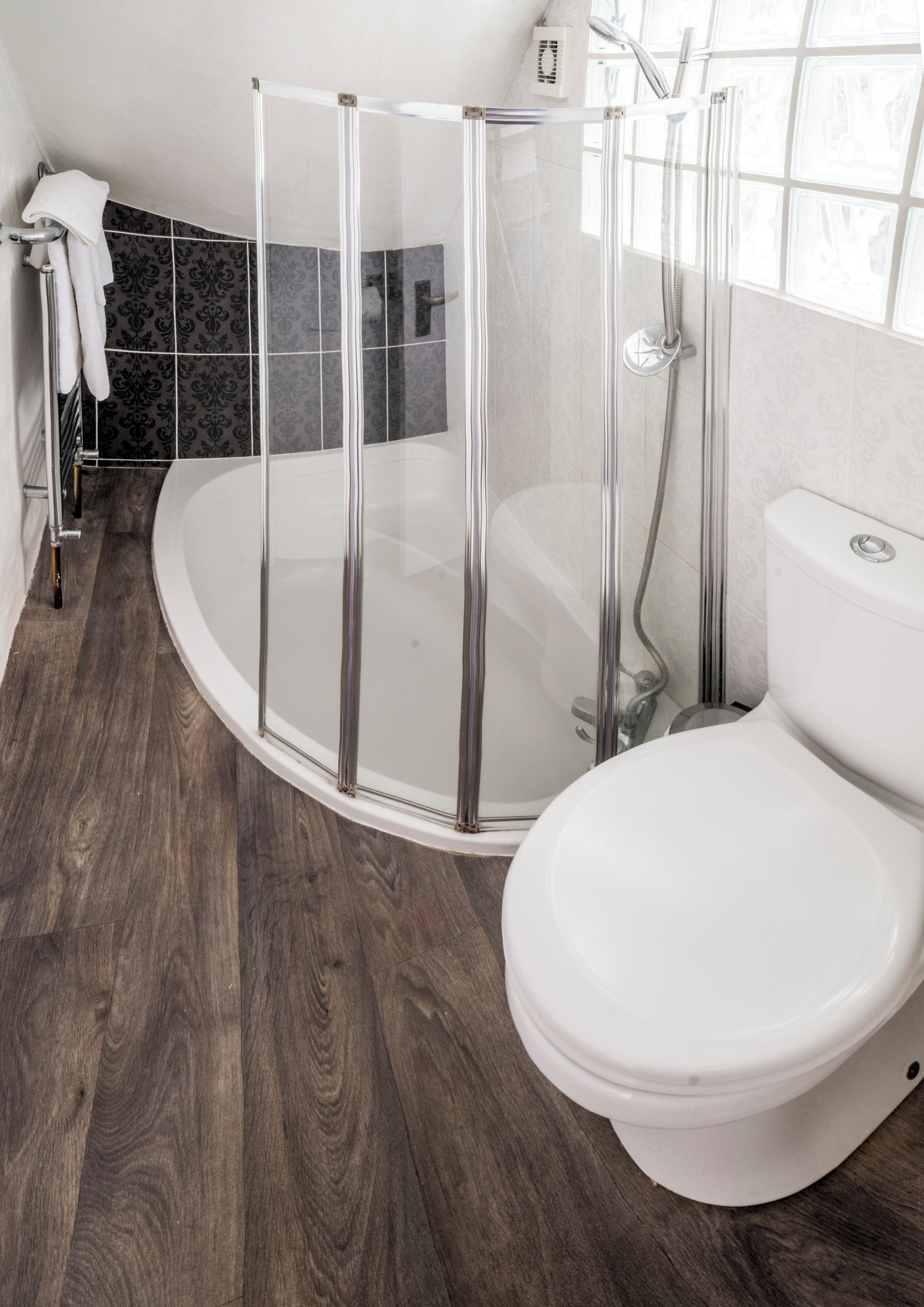 Habitación individual | Baño | Artículos de higiene personal gratuitos, secador de pelo y toallas