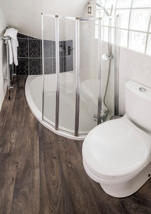 Single Room | Bathroom | Free toiletries, hair dryer, towels, soap - The White Hart Hotel (St Albans)