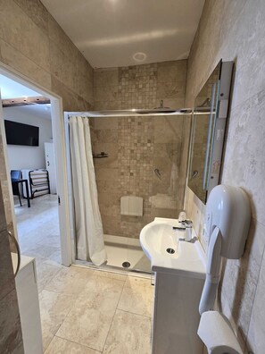 Deluxe Studio Suite | Bathroom | Free toiletries, hair dryer, towels, soap - The White Hart Hotel (St Albans)